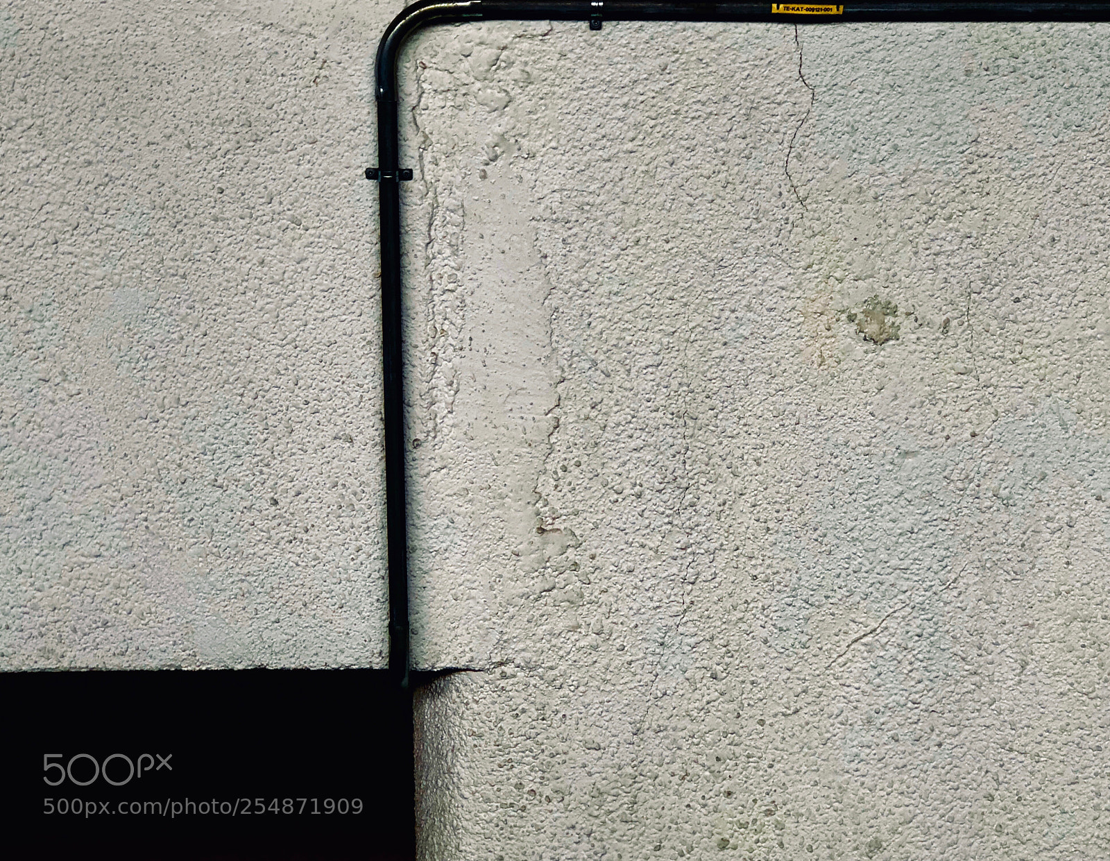 Apple iPhone 8 Plus sample photo. Line on wall photography