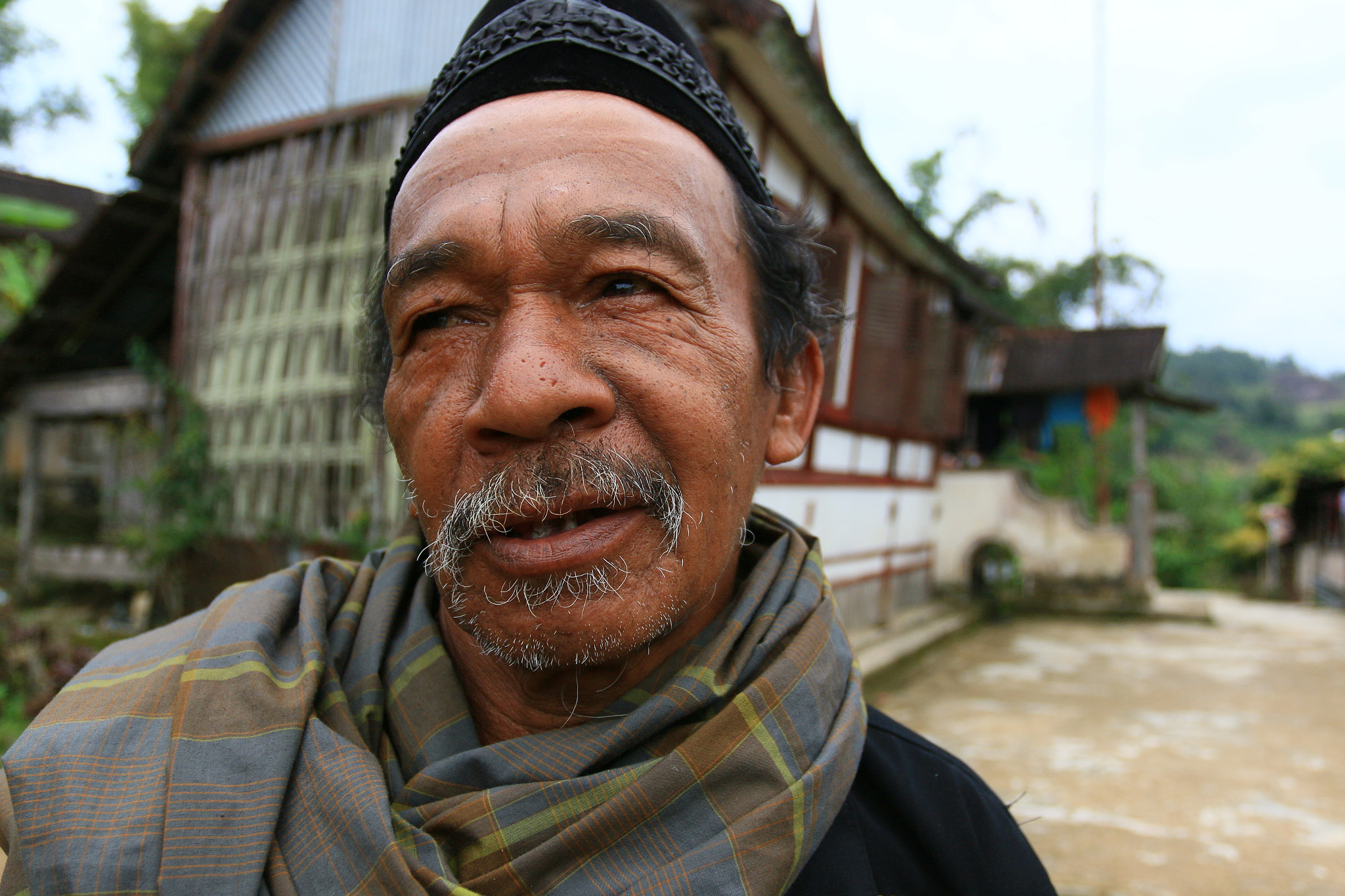 Canon EOS 70D + Canon EF 17-40mm F4L USM sample photo. Old man old long house photography