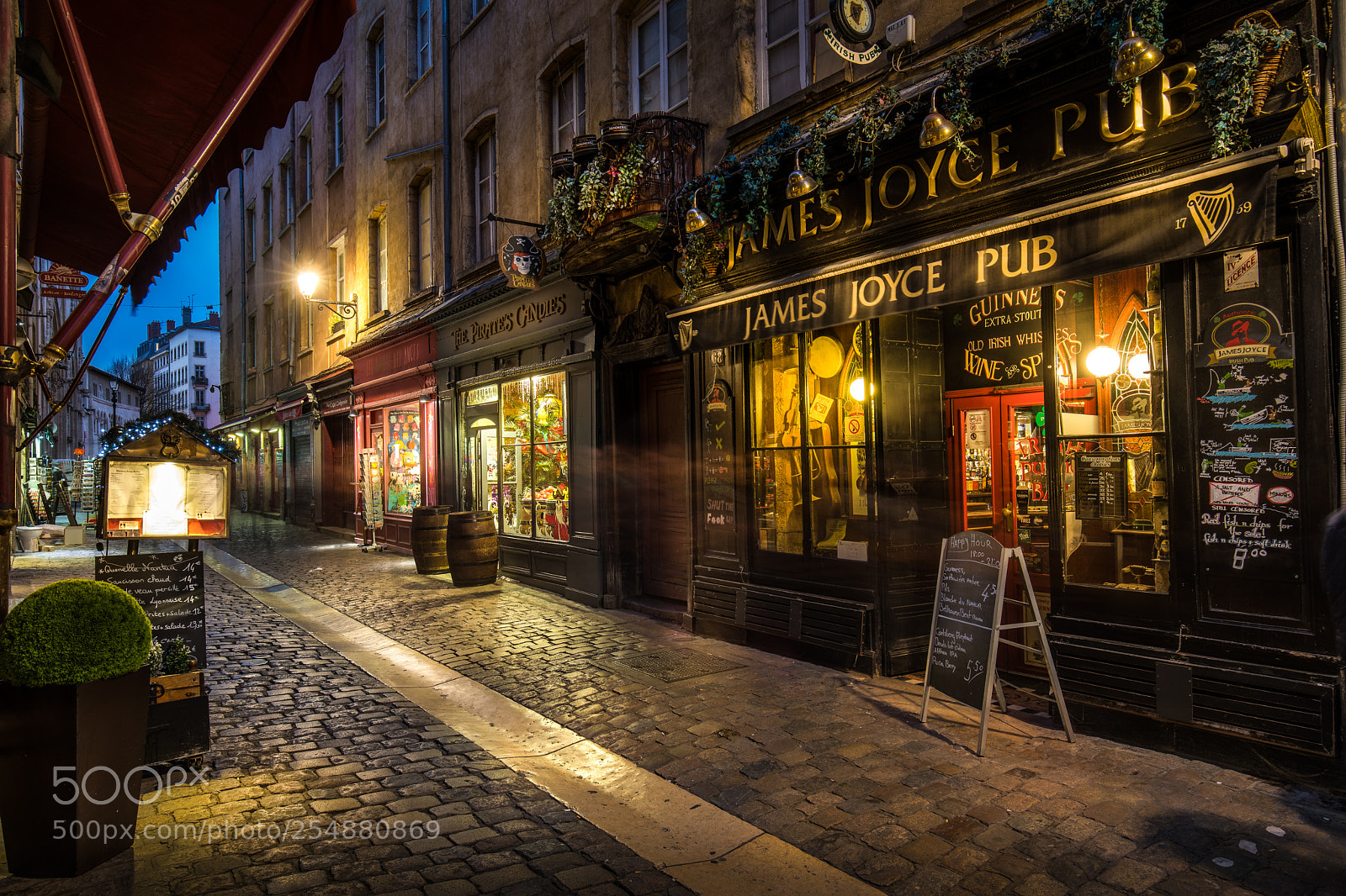 Canon EOS 5D Mark IV sample photo. St-jean street in the photography
