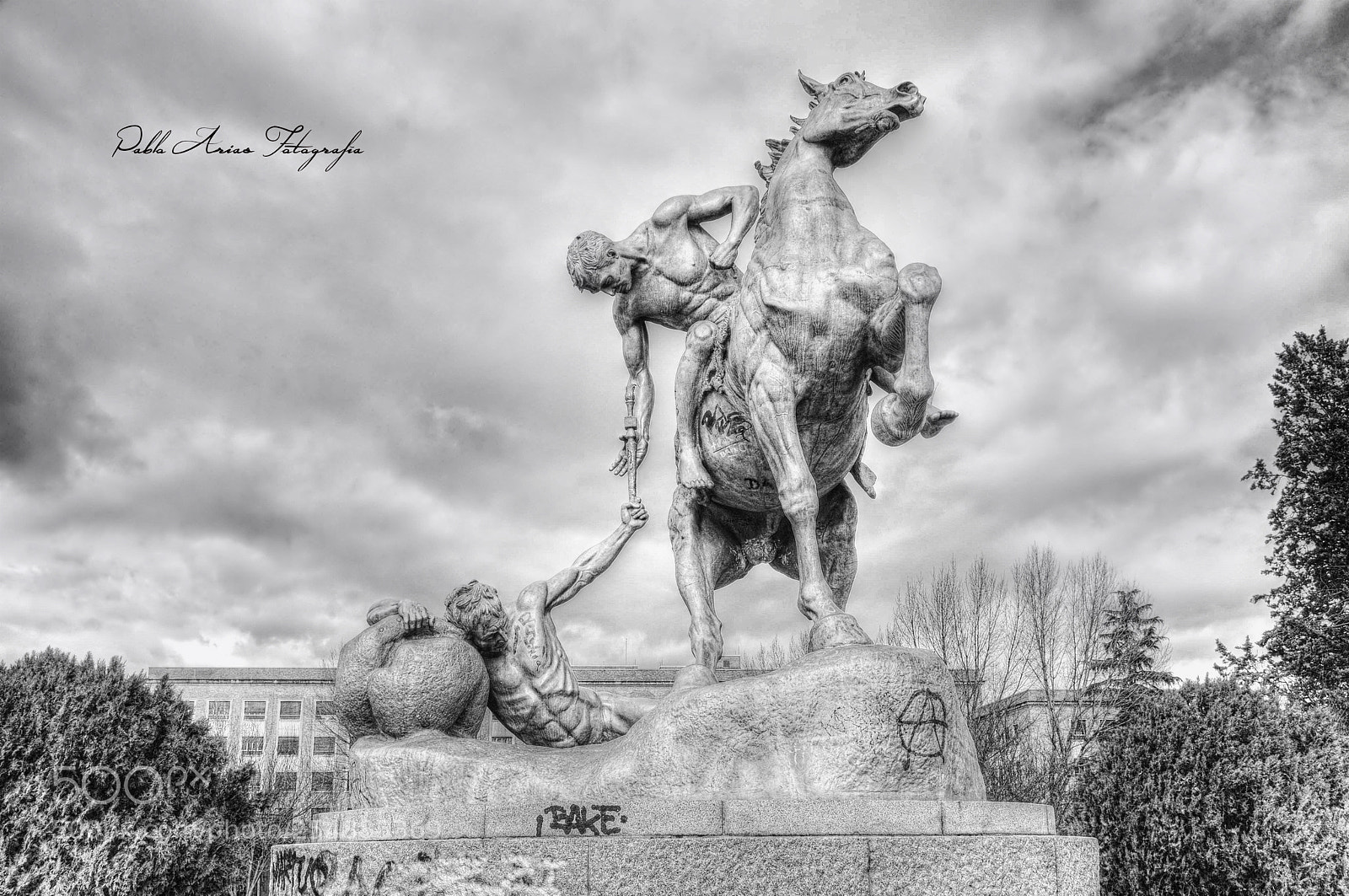 Nikon D300 sample photo. Los portadores de la photography