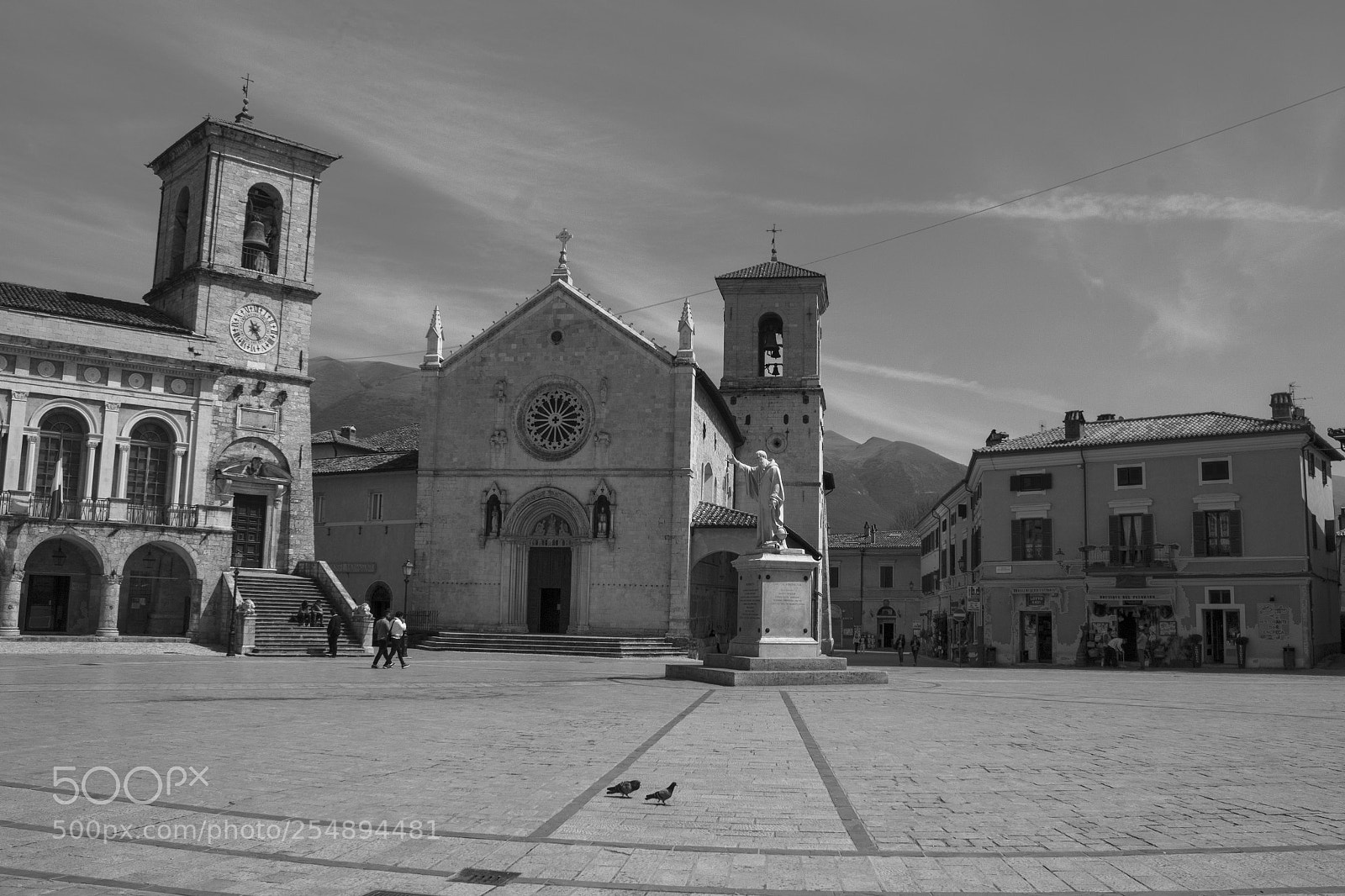 Canon EOS 600D (Rebel EOS T3i / EOS Kiss X5) sample photo. Piazza san benedetto, norcia photography