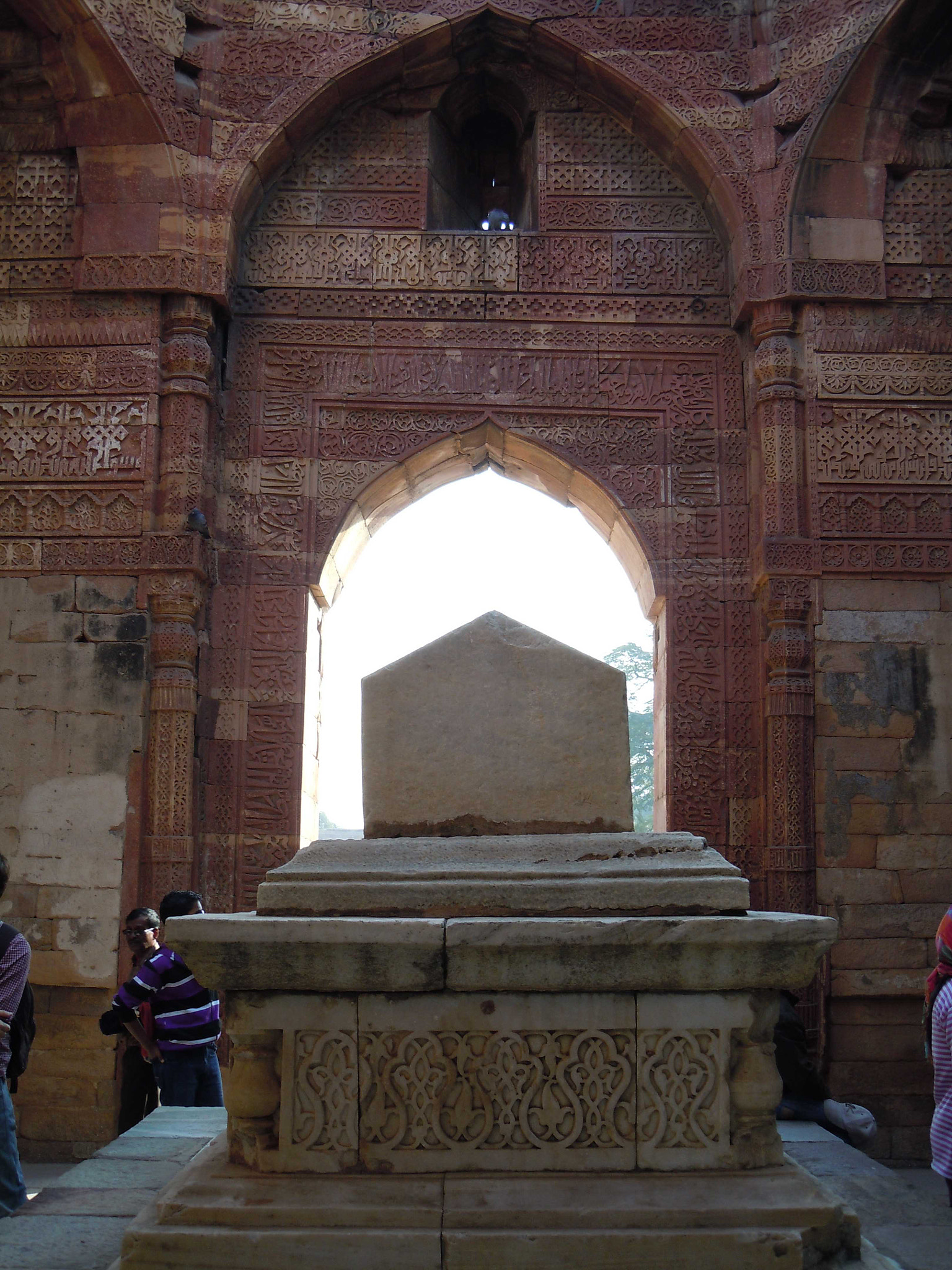 Nikon Coolpix S8000 sample photo. Tomb of iltutmish at qutub complex photography