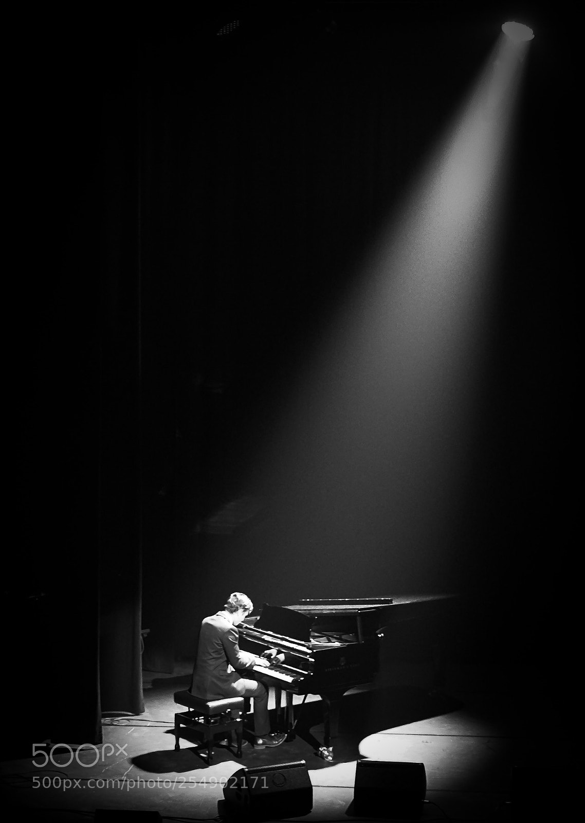 Sony a7 II sample photo. "pianist" photography