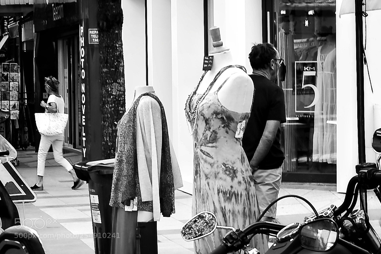 Canon EOS 20D sample photo. A hand to the photography