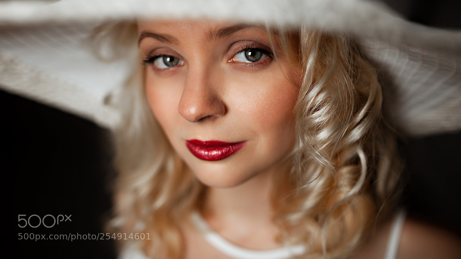 Canon EOS 5D Mark II sample photo. Studio photography