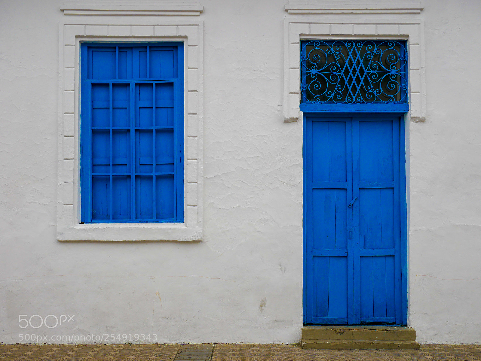 Panasonic Lumix DMC-G85 (Lumix DMC-G80) sample photo. Blue door on white photography