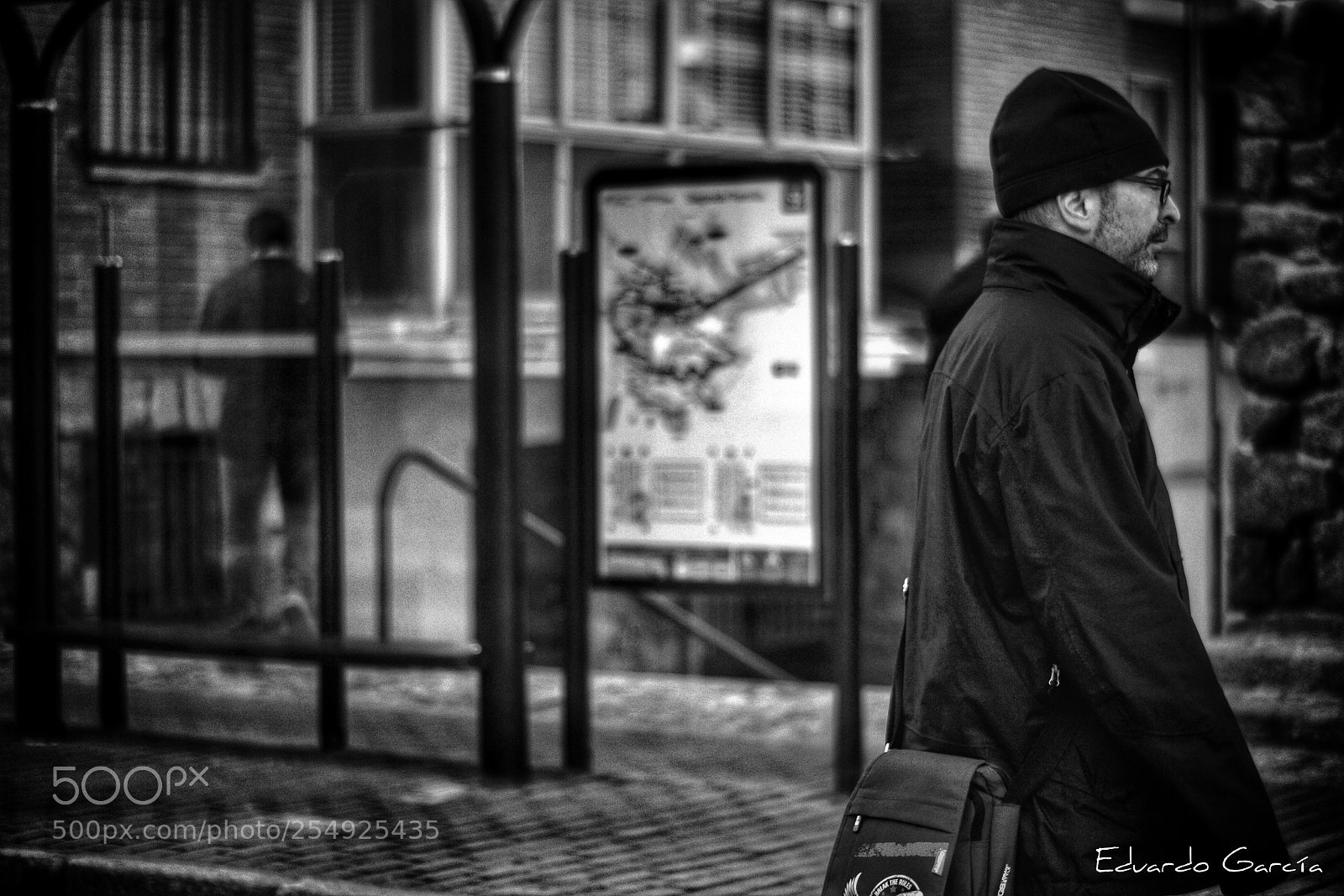 Canon EOS 600D (Rebel EOS T3i / EOS Kiss X5) sample photo. Stranger in bus stop photography