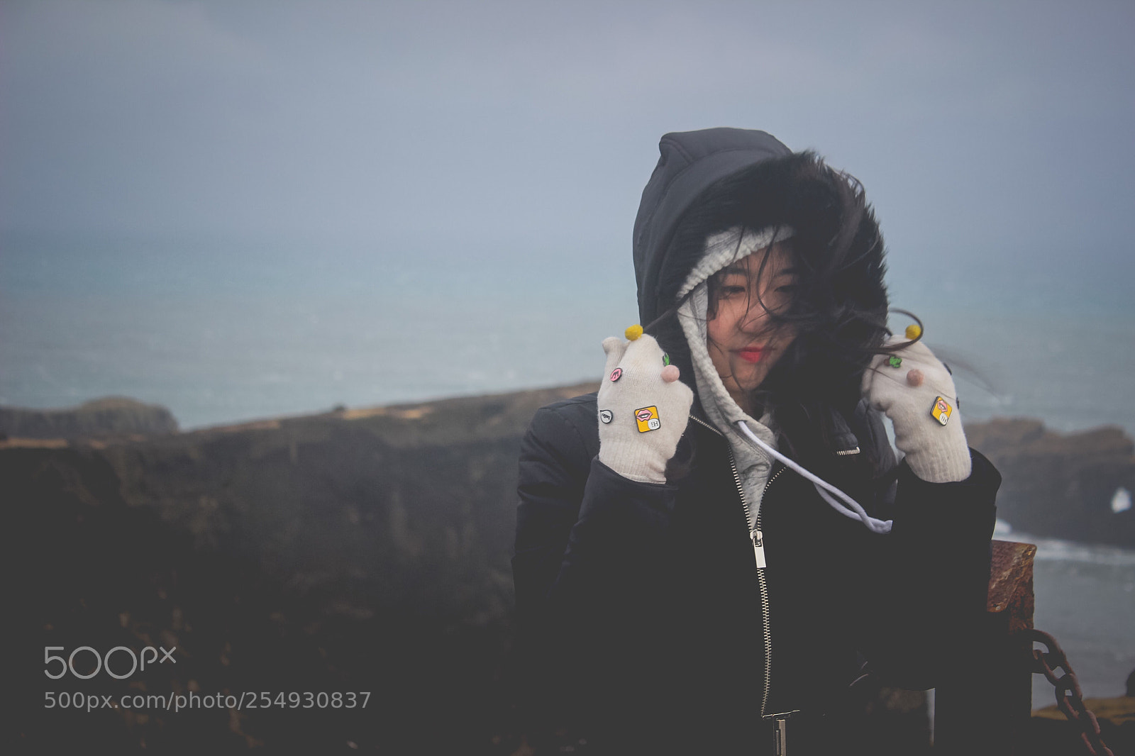 Canon EOS 600D (Rebel EOS T3i / EOS Kiss X5) sample photo. Lady in wind photography