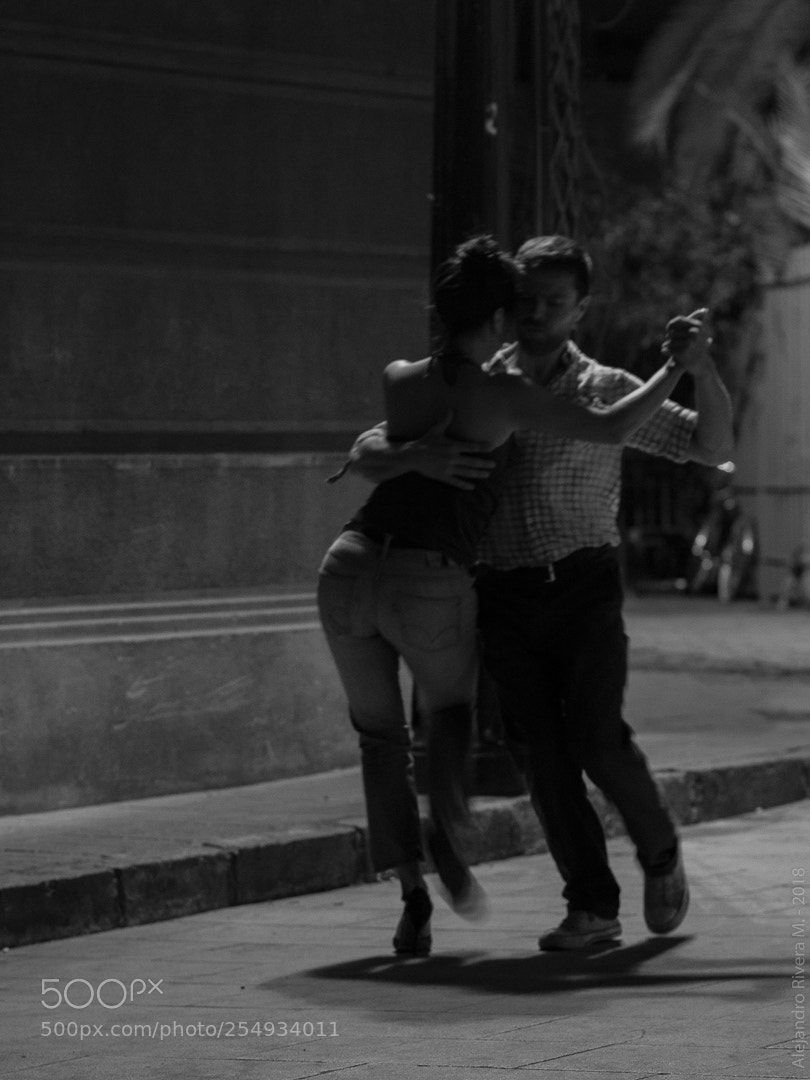 Canon EOS 760D (EOS Rebel T6s / EOS 8000D) sample photo. Dancing in the street photography