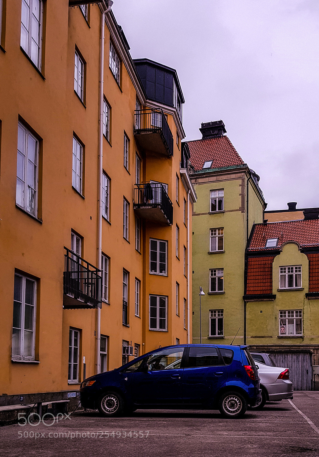 Samsung Galaxy S8 sample photo. The blue car and photography