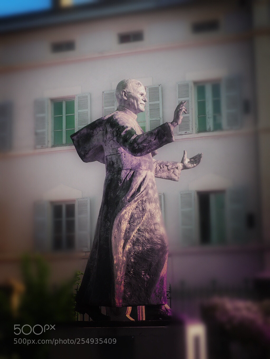 Olympus OM-D E-M10 II sample photo. Statue  photography