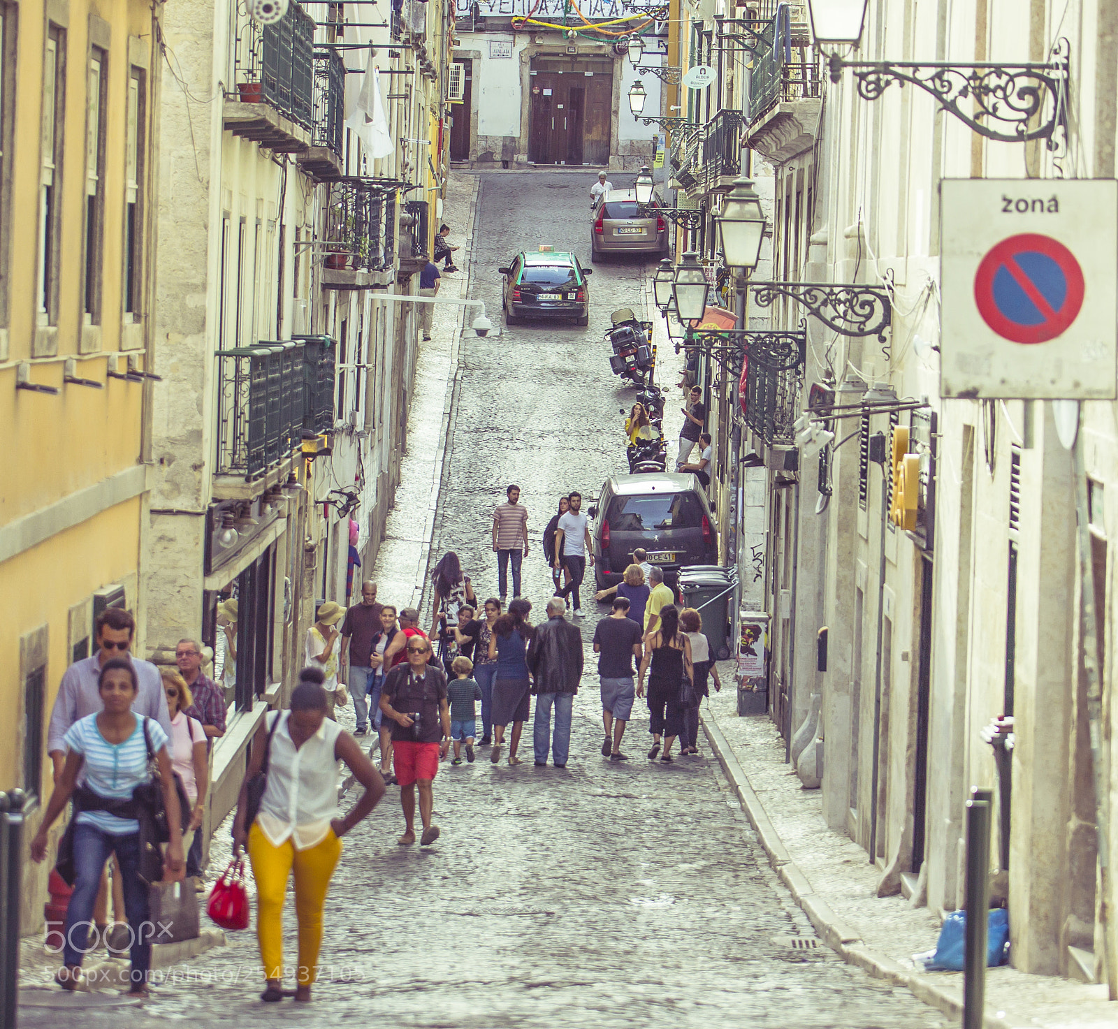 Canon EOS 60D sample photo. Lisbon street photography