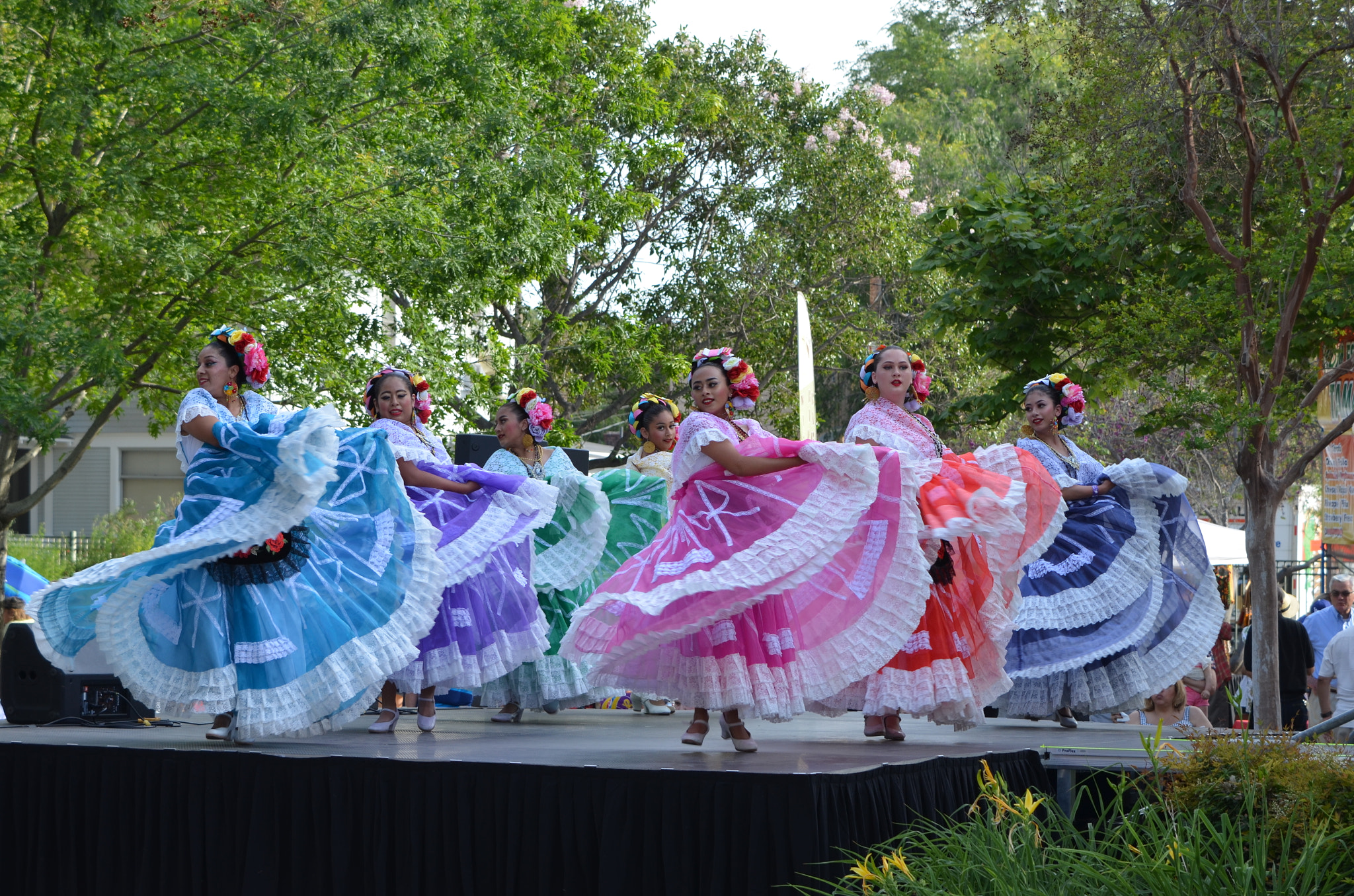 Nikon AF-S DX Micro-Nikkor 85mm F3.5G ED VR sample photo. Folkloric dancing photography