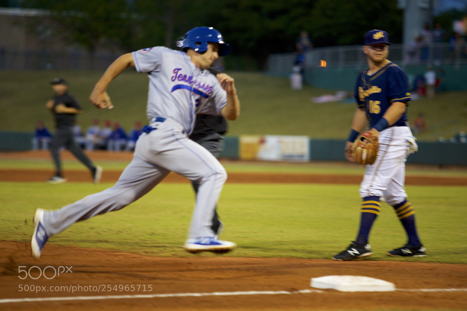 Canon EOS-1D X sample photo. Rounding 3rd, heading for photography