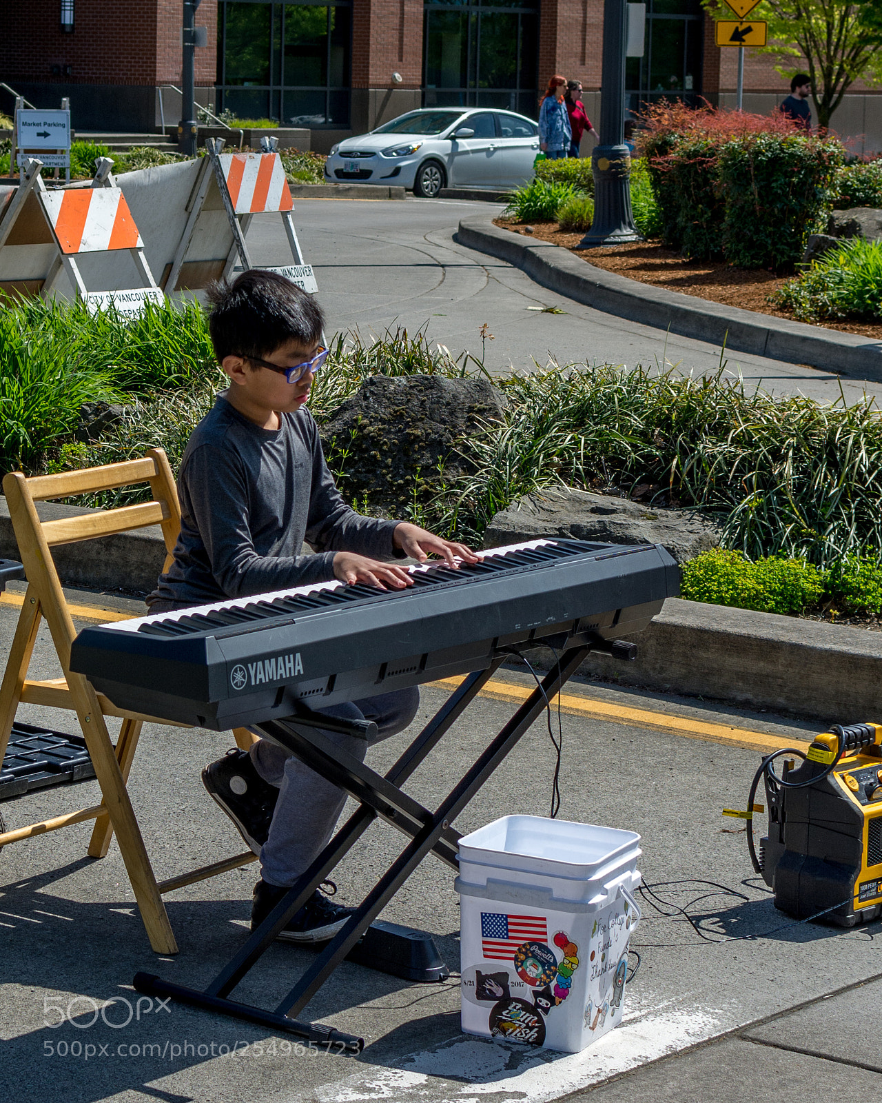 Nikon D7100 sample photo. Market music: piano prodigy photography