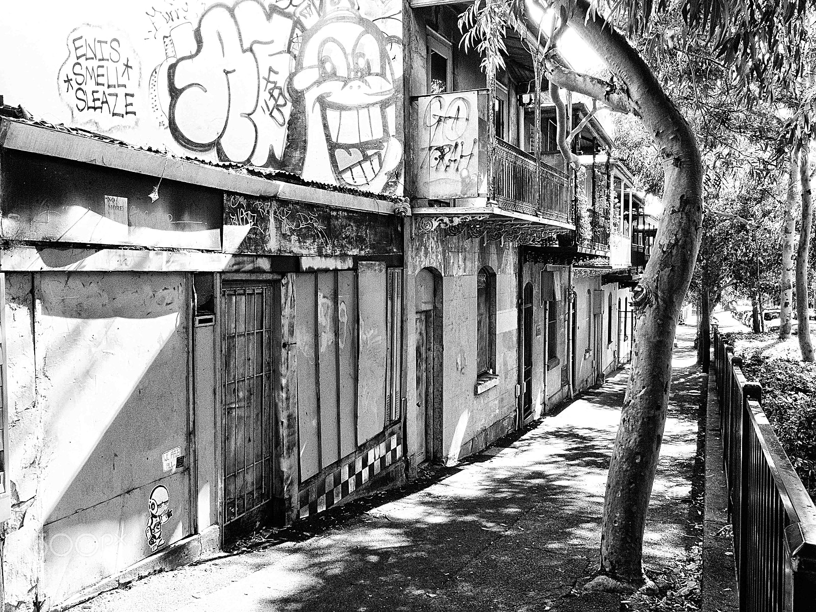 Olympus OM-D E-M10 II sample photo. Graffiti and decrepitude photography