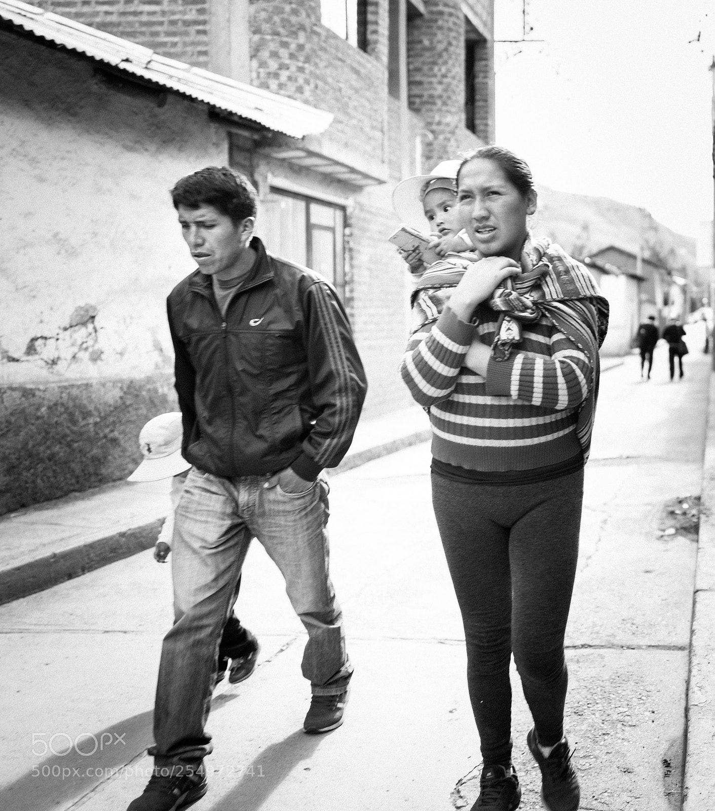 Leica Q (Typ 116) sample photo. Family walking down urubamba photography