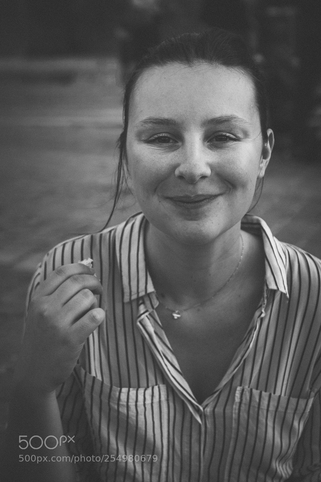 Canon EOS 550D (EOS Rebel T2i / EOS Kiss X4) sample photo. Parisian girl photography