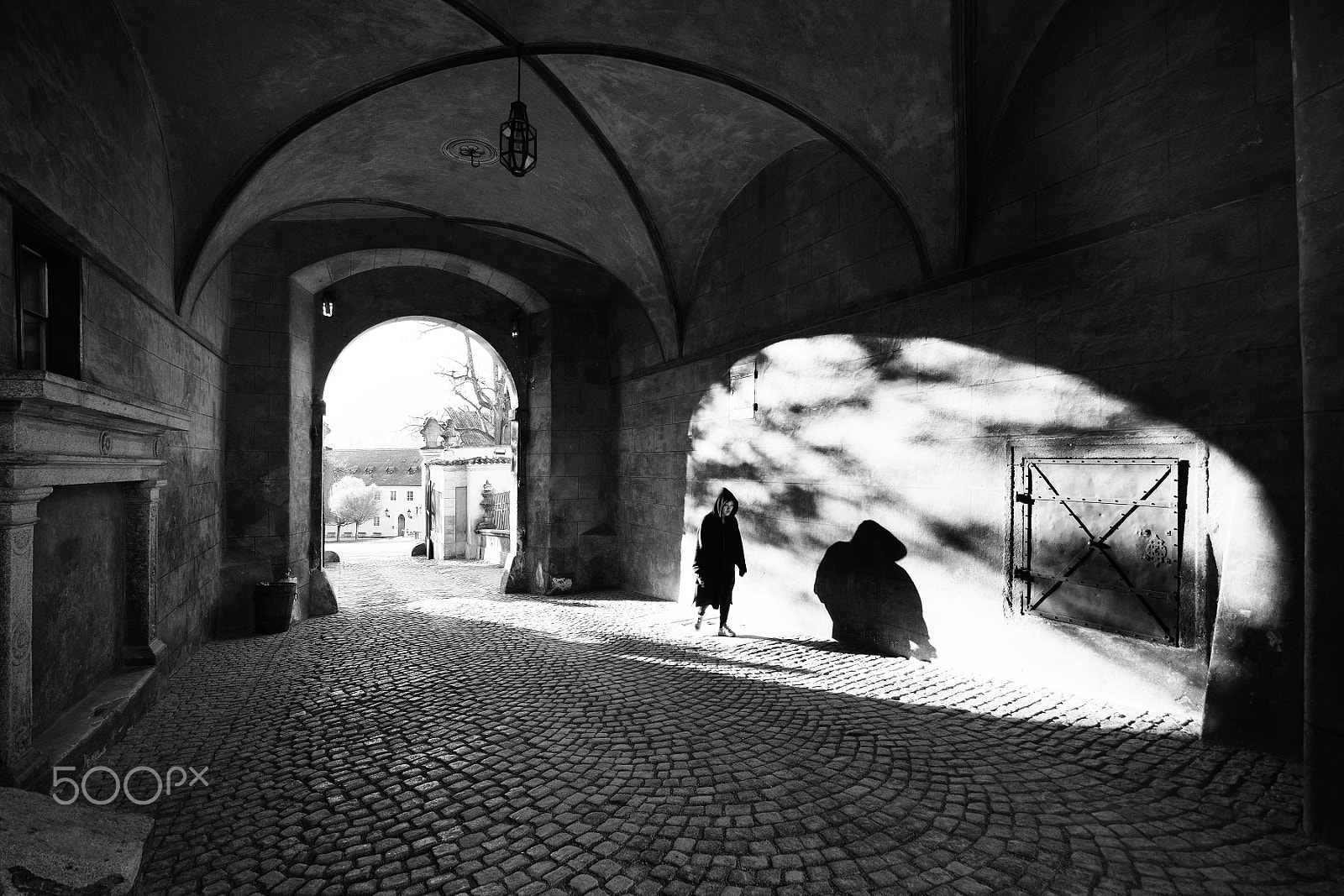 Samyang 14mm F2.8 ED AS IF UMC sample photo. Woman in the passage ... photography
