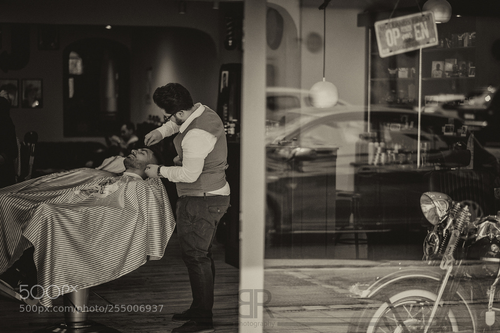 Fujifilm X-T2 sample photo. The barber shop photography