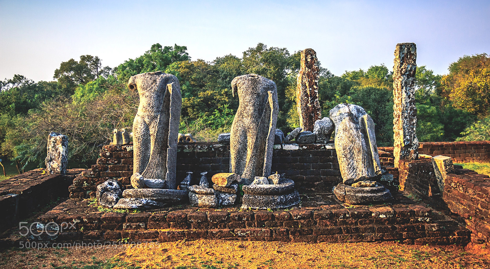 Canon EOS 600D (Rebel EOS T3i / EOS Kiss X5) sample photo. The headless buddhas of photography