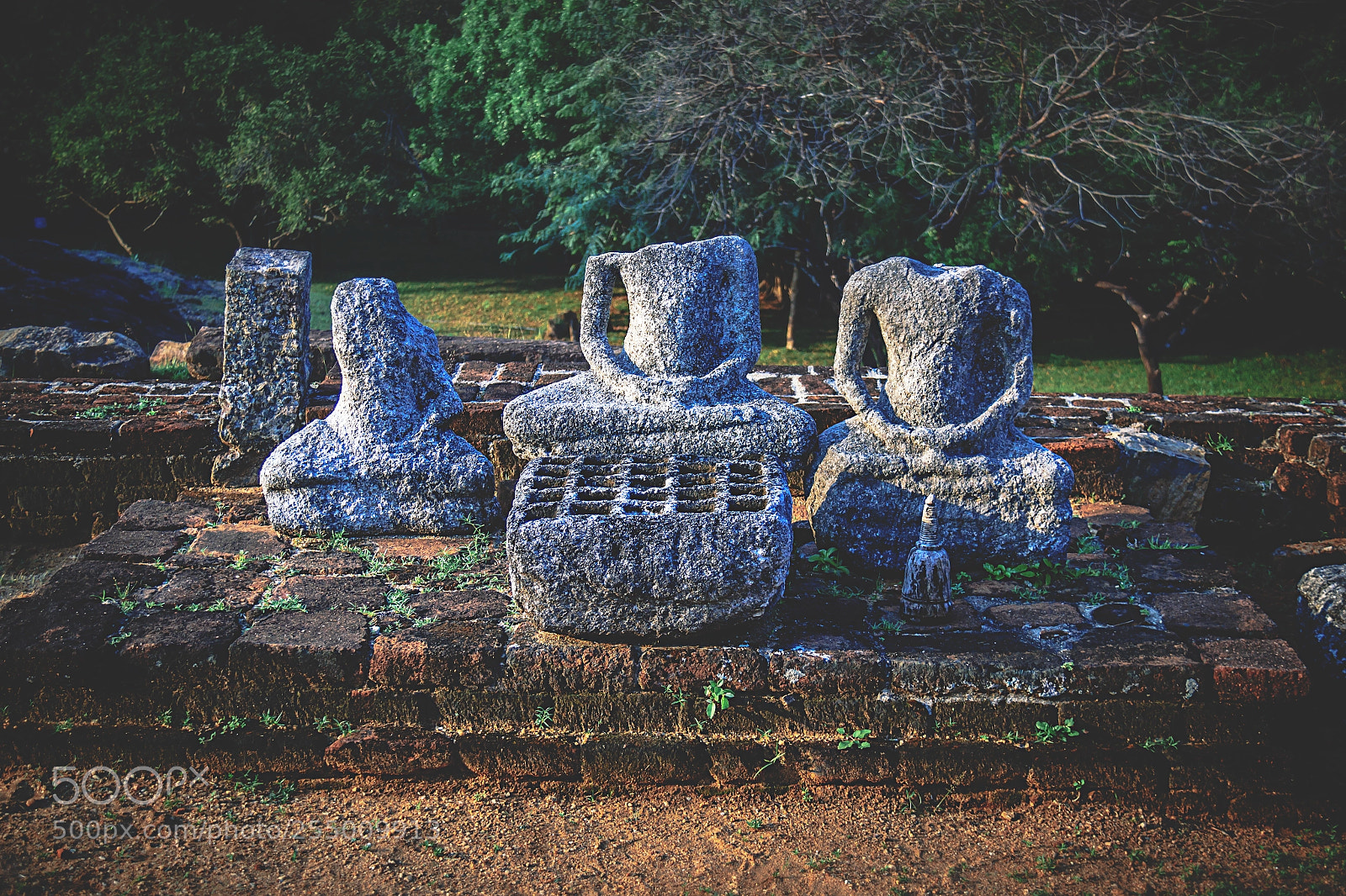 Canon EOS 600D (Rebel EOS T3i / EOS Kiss X5) sample photo. The headless buddhas of photography