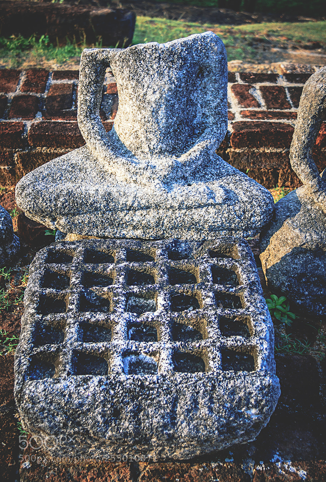 Canon EOS 600D (Rebel EOS T3i / EOS Kiss X5) sample photo. The headless buddhas of photography