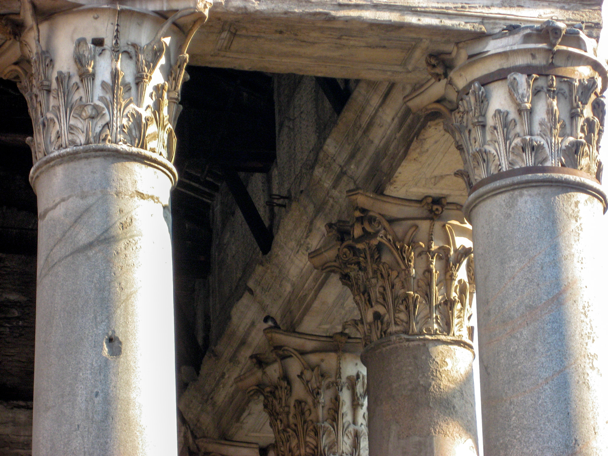 Canon POWERSHOT SD700 IS sample photo. Roman columns photography