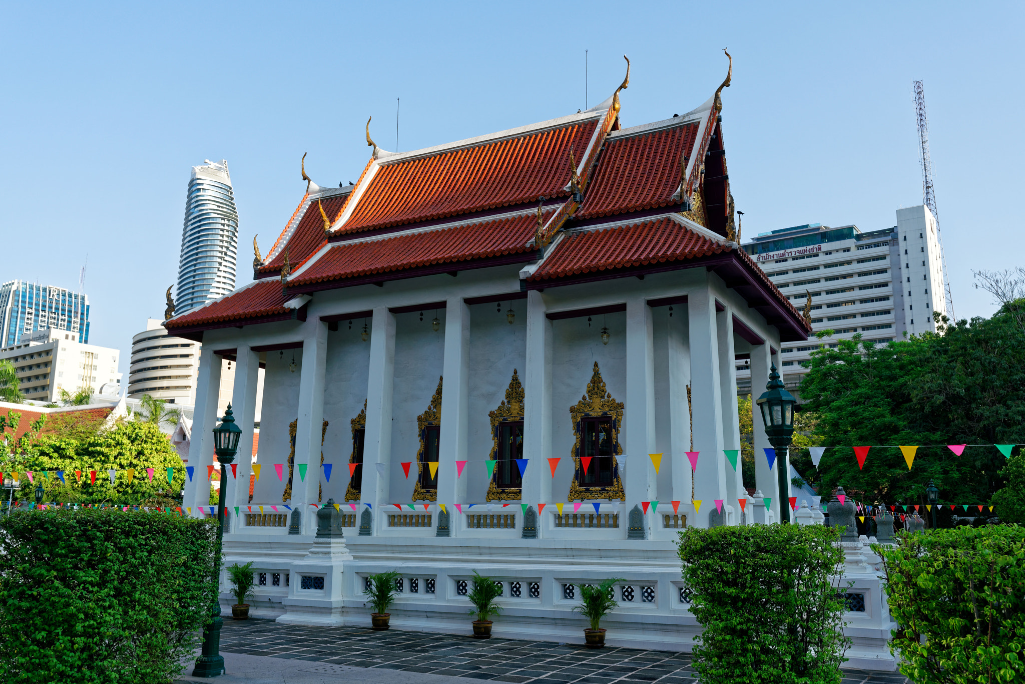 Sony a7R II + Sony FE 24-70mm F2.8 GM sample photo. Temple in central bangkok photography
