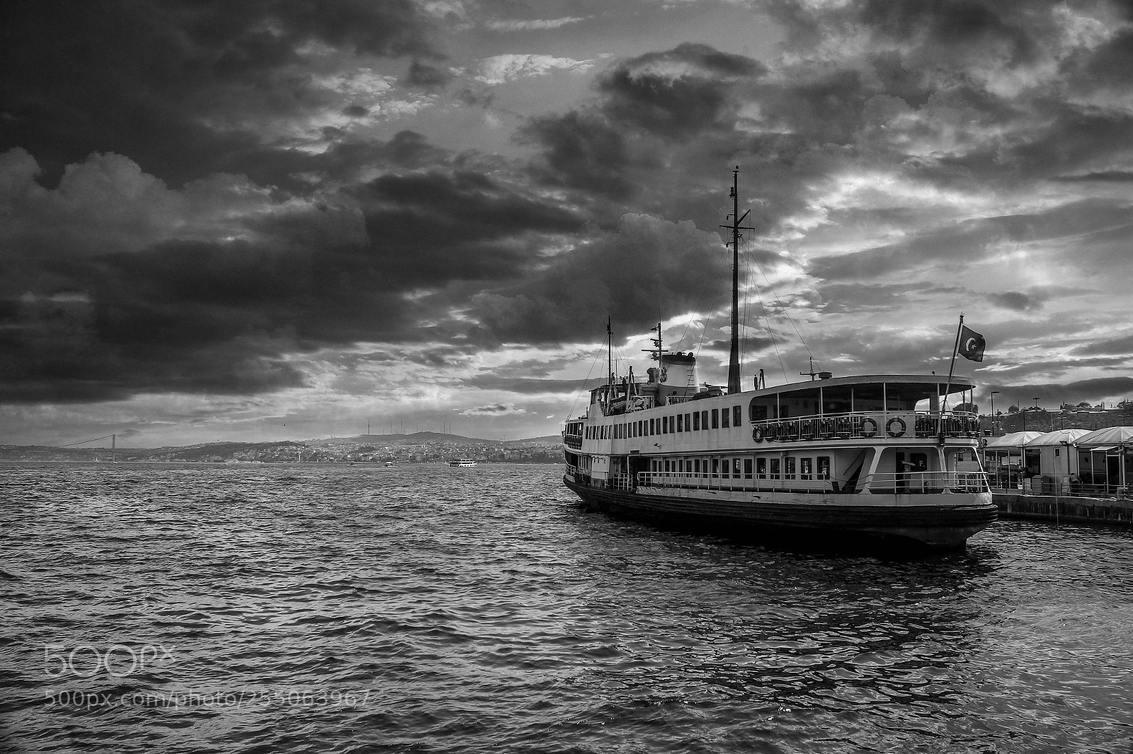 Canon EOS 550D (EOS Rebel T2i / EOS Kiss X4) sample photo. İstanbul's ferry b&w photography