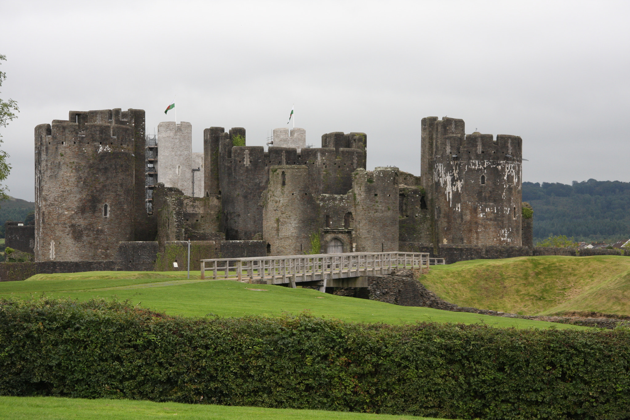 Canon EF-S 17-85mm F4-5.6 IS USM sample photo. Caerphilly castle photography