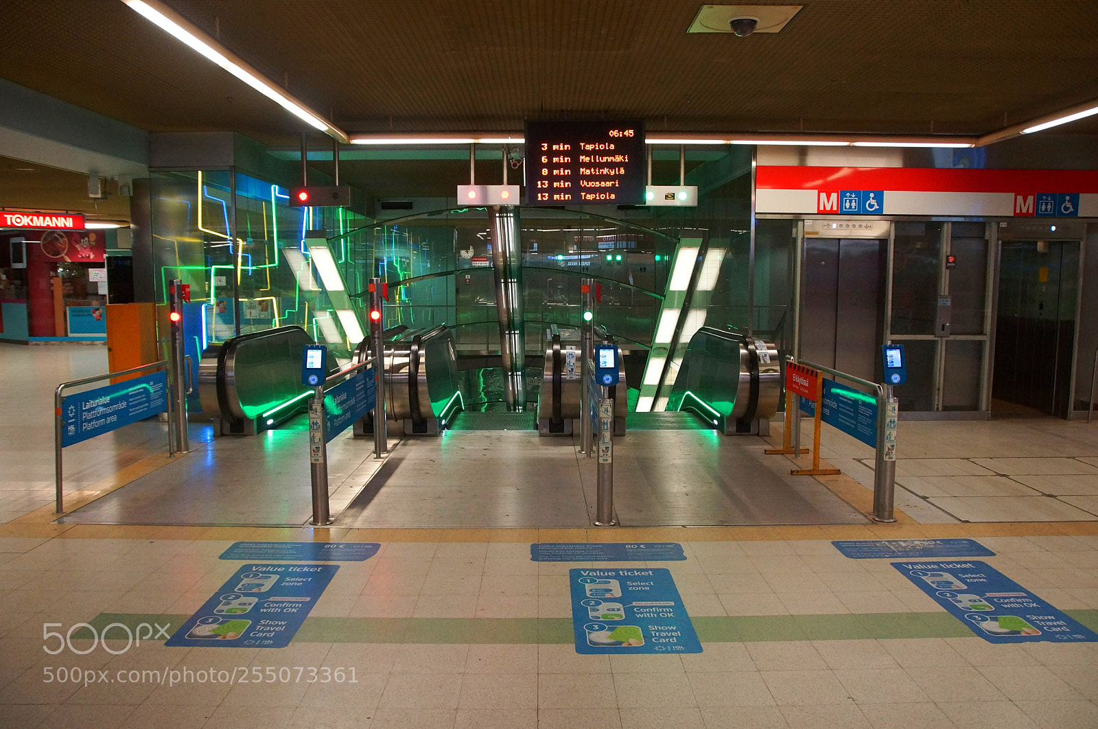 Sony SLT-A77 sample photo. Entrance to the escalator photography
