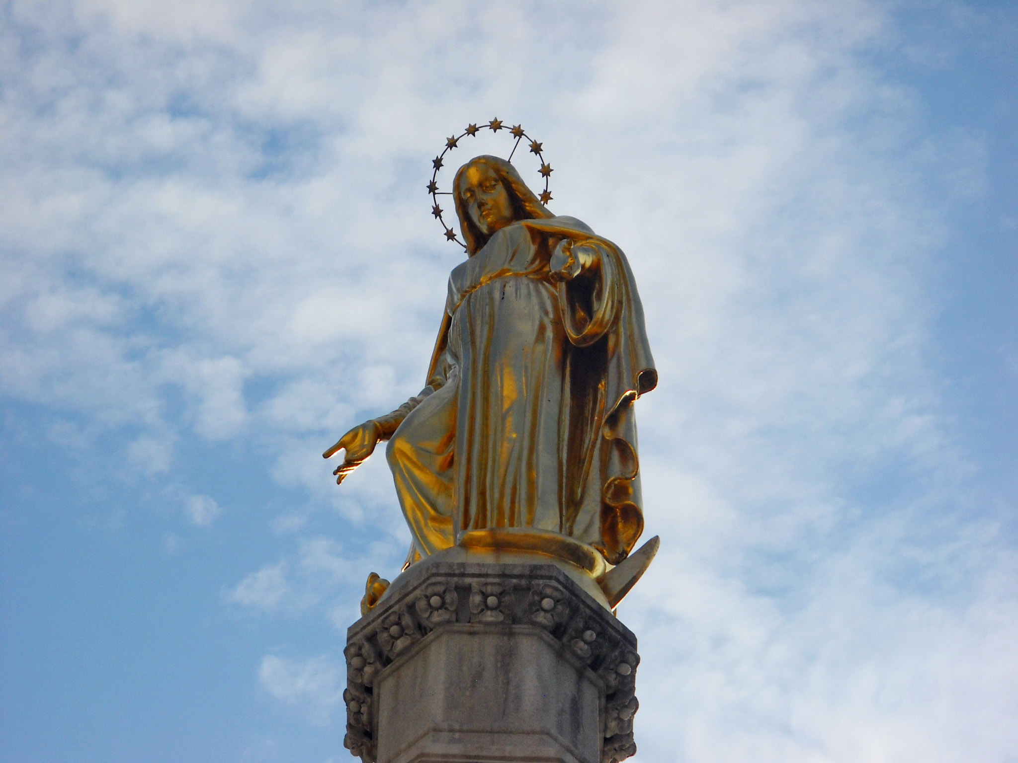 Nikon Coolpix L19 sample photo. She looks down upon you photography