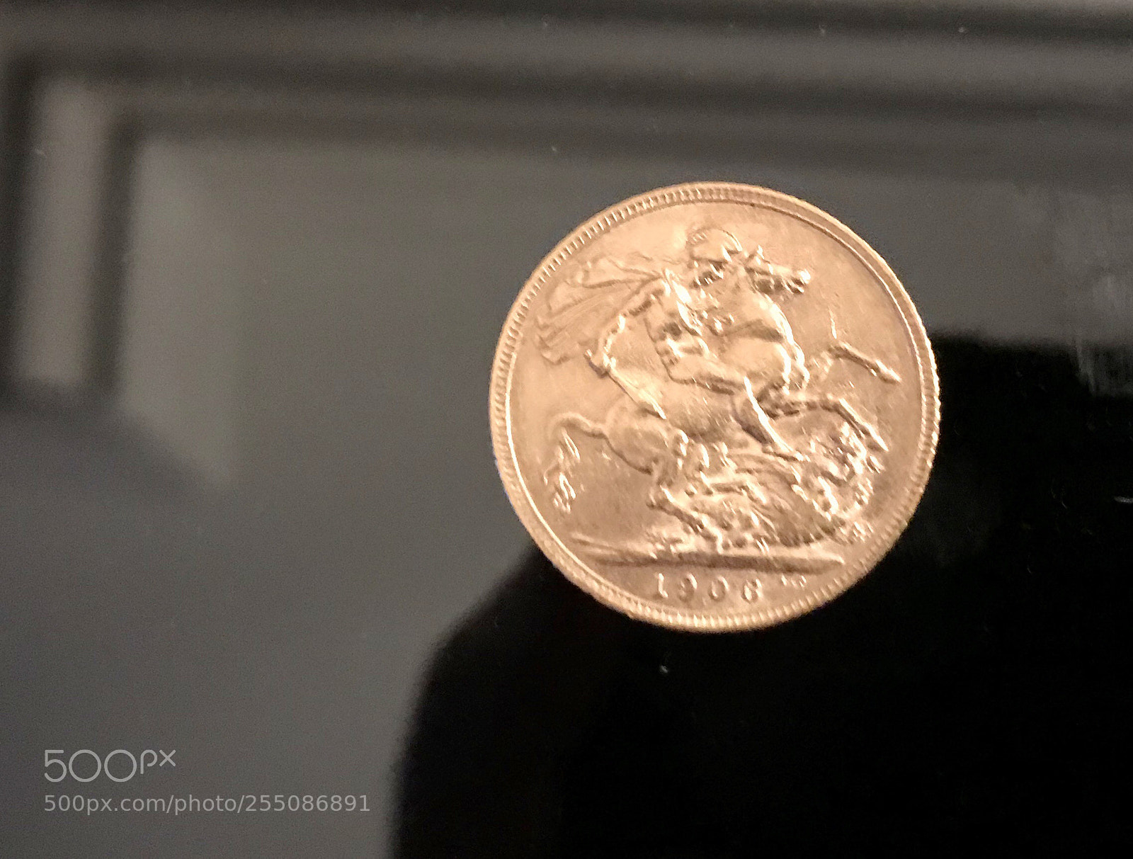 Apple iPhone 7 sample photo. Gold sovereign 1906 photography