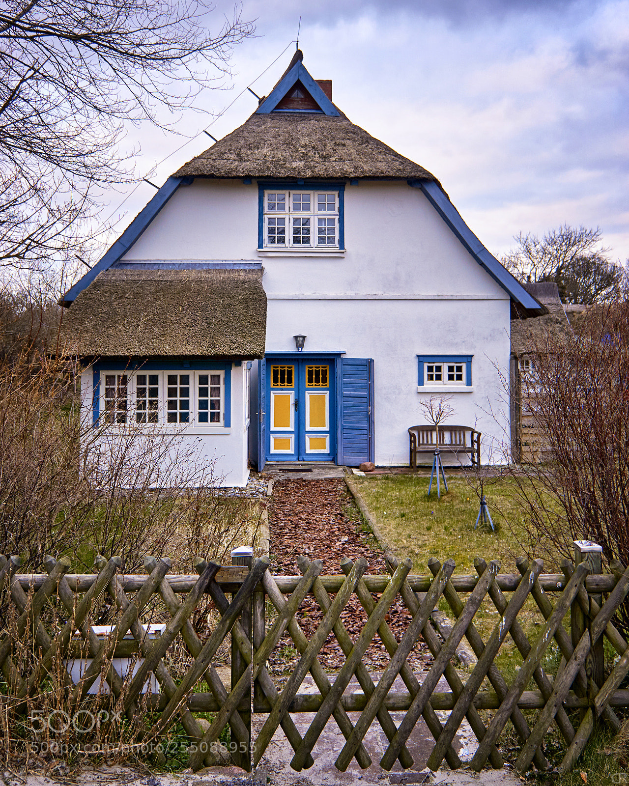 Sony a6000 sample photo. Haus mit j gerzaun photography