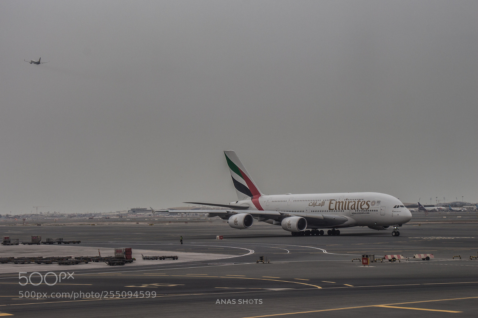 Canon EOS 700D (EOS Rebel T5i / EOS Kiss X7i) sample photo. Dubai airport photography