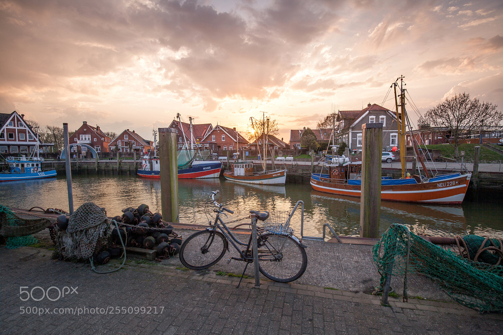 Canon EOS 5D Mark II sample photo. Neuharlingersiel photography