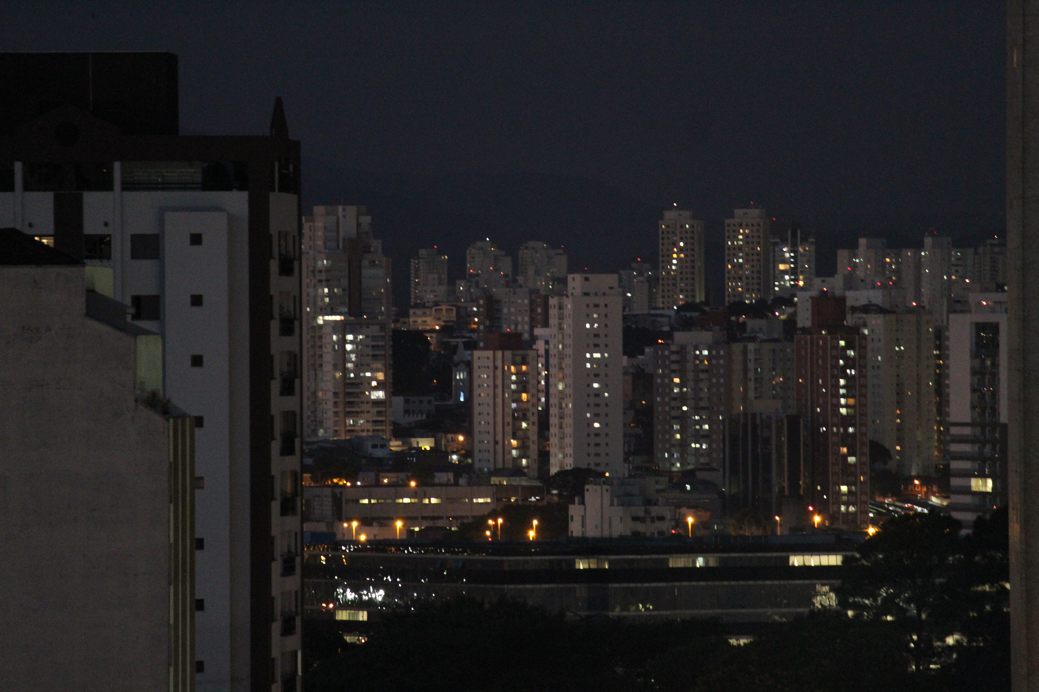 Canon EOS 1300D (EOS Rebel T6 / EOS Kiss X80) sample photo. Lights inside the buildings photography