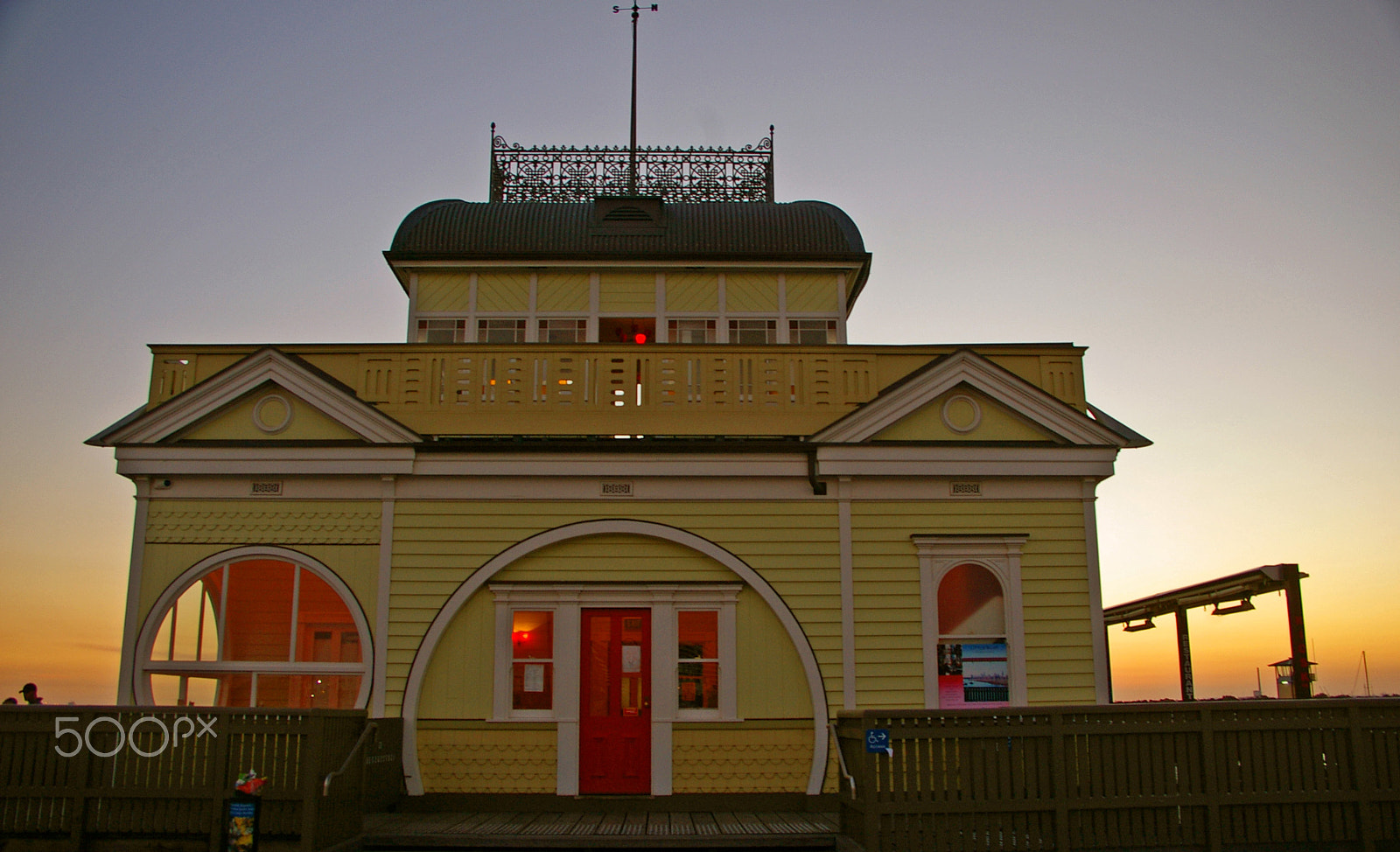 Pentax K100D sample photo. The pier kiosk photography