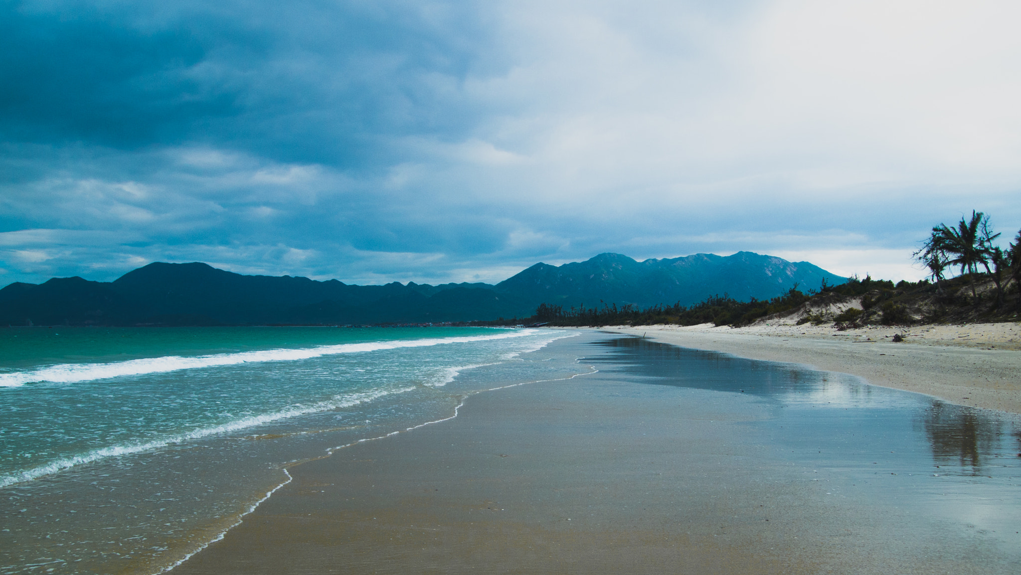 Olympus PEN E-P1 sample photo. Waves on a beach photography