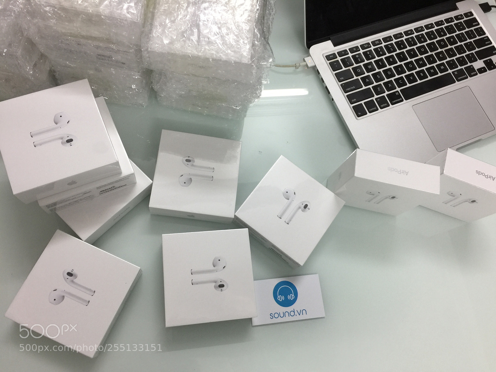 Apple iPhone 6 Plus sample photo. Tai nghe airpods photography