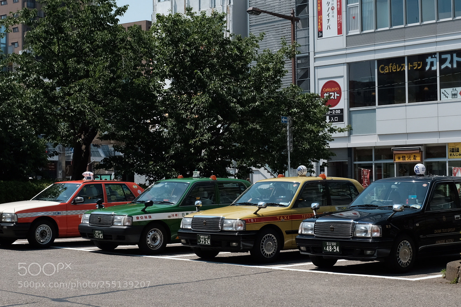 Fujifilm X100F sample photo. Taxi, same car diffeeent photography