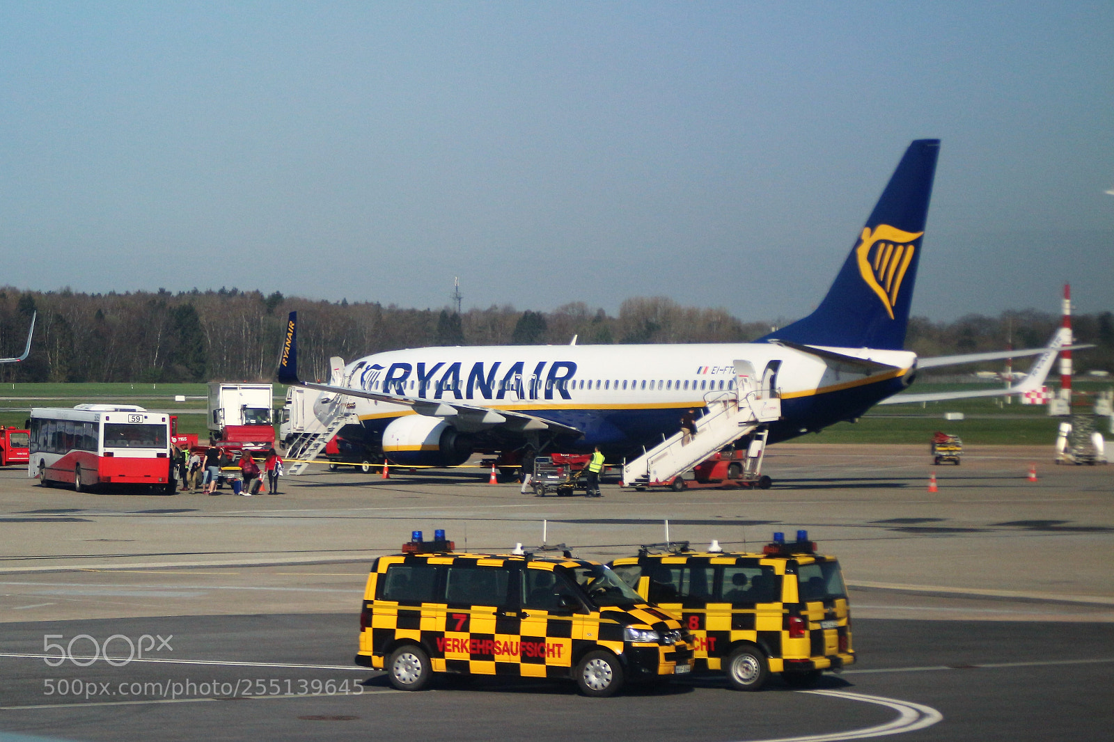 Canon EOS 100D (EOS Rebel SL1 / EOS Kiss X7) sample photo. Multicoloured airfield photography