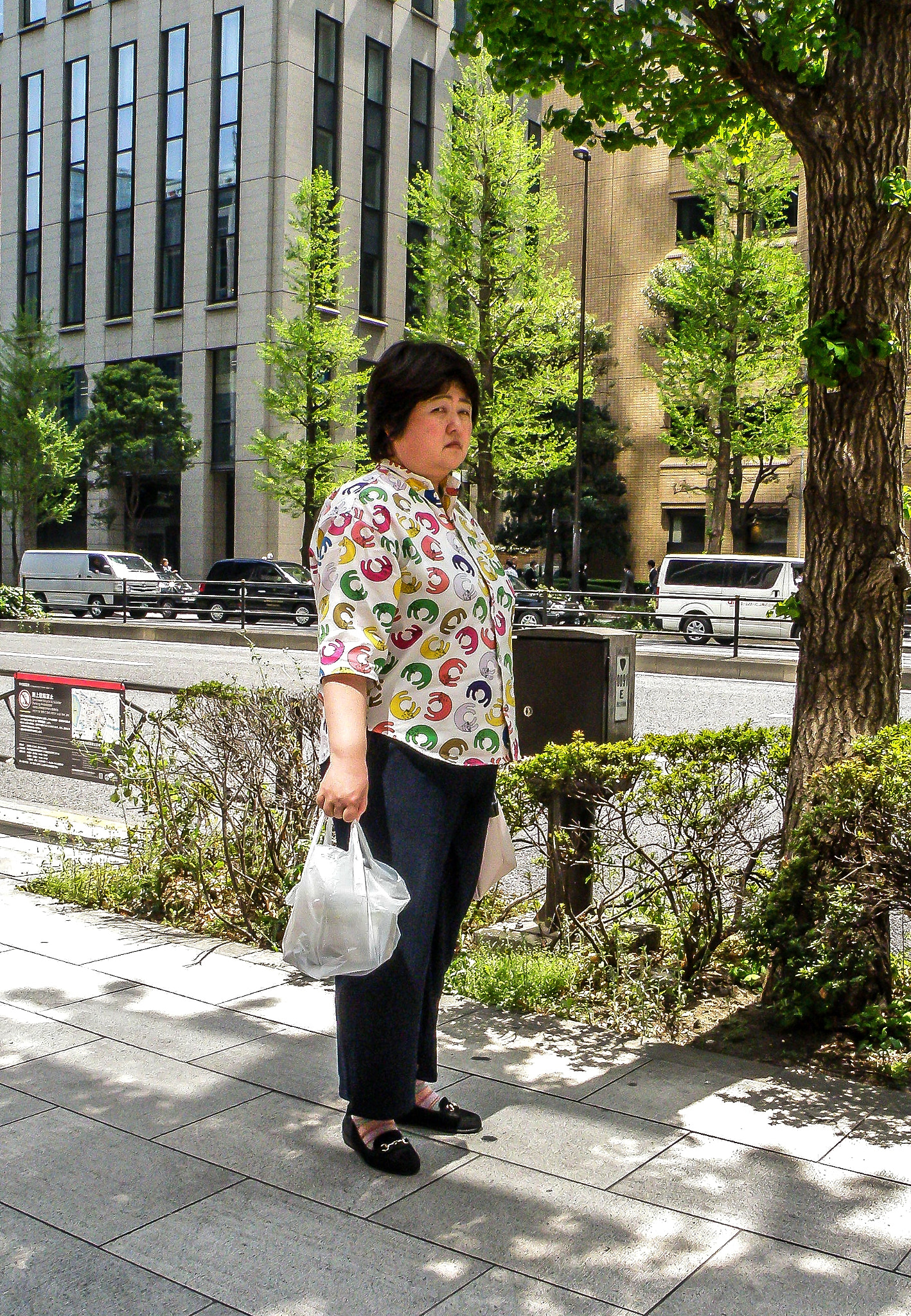 Olympus SP570UZ sample photo. A woman nestling in the street corner photography