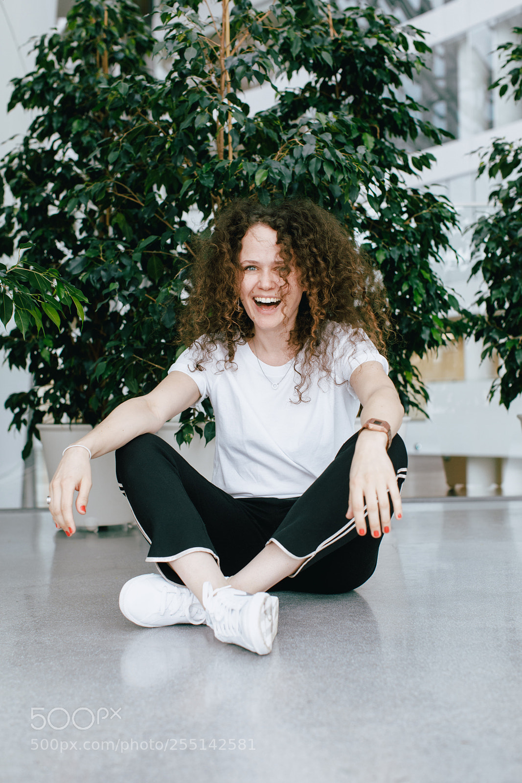 Canon EOS 5D Mark IV sample photo. Casual laughing woman sitting photography