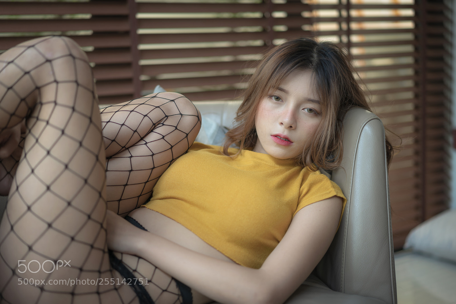 Sony a7R III sample photo. The woman in yellow photography