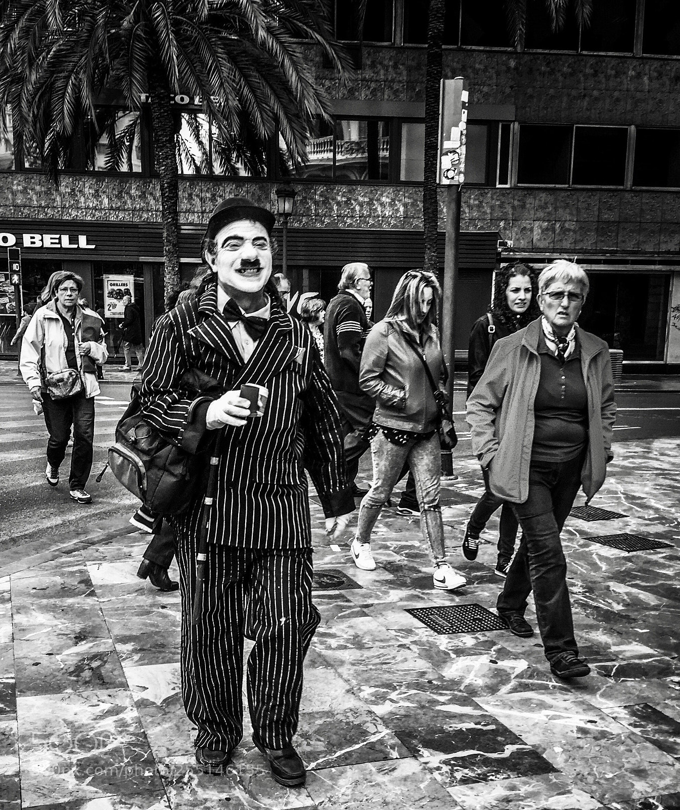 Apple iPhone 6 Plus sample photo. Street chaplin photography