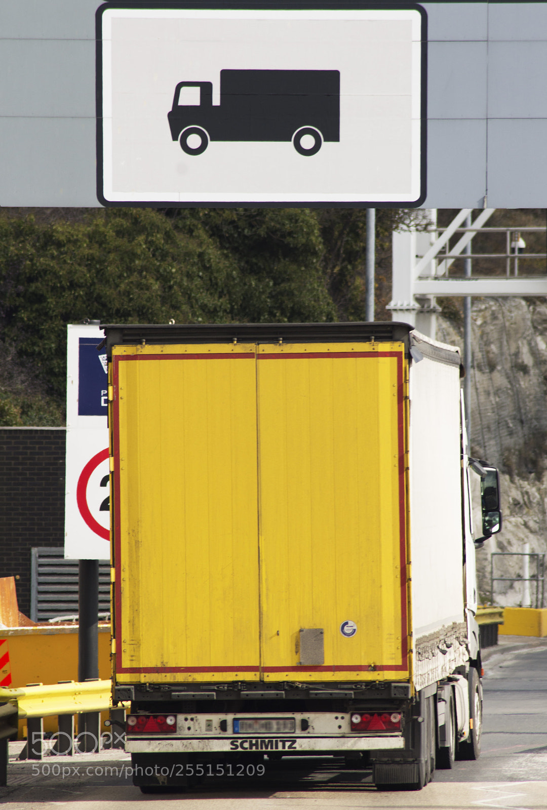 Nikon D3200 sample photo. Yellow lorry black lorry photography