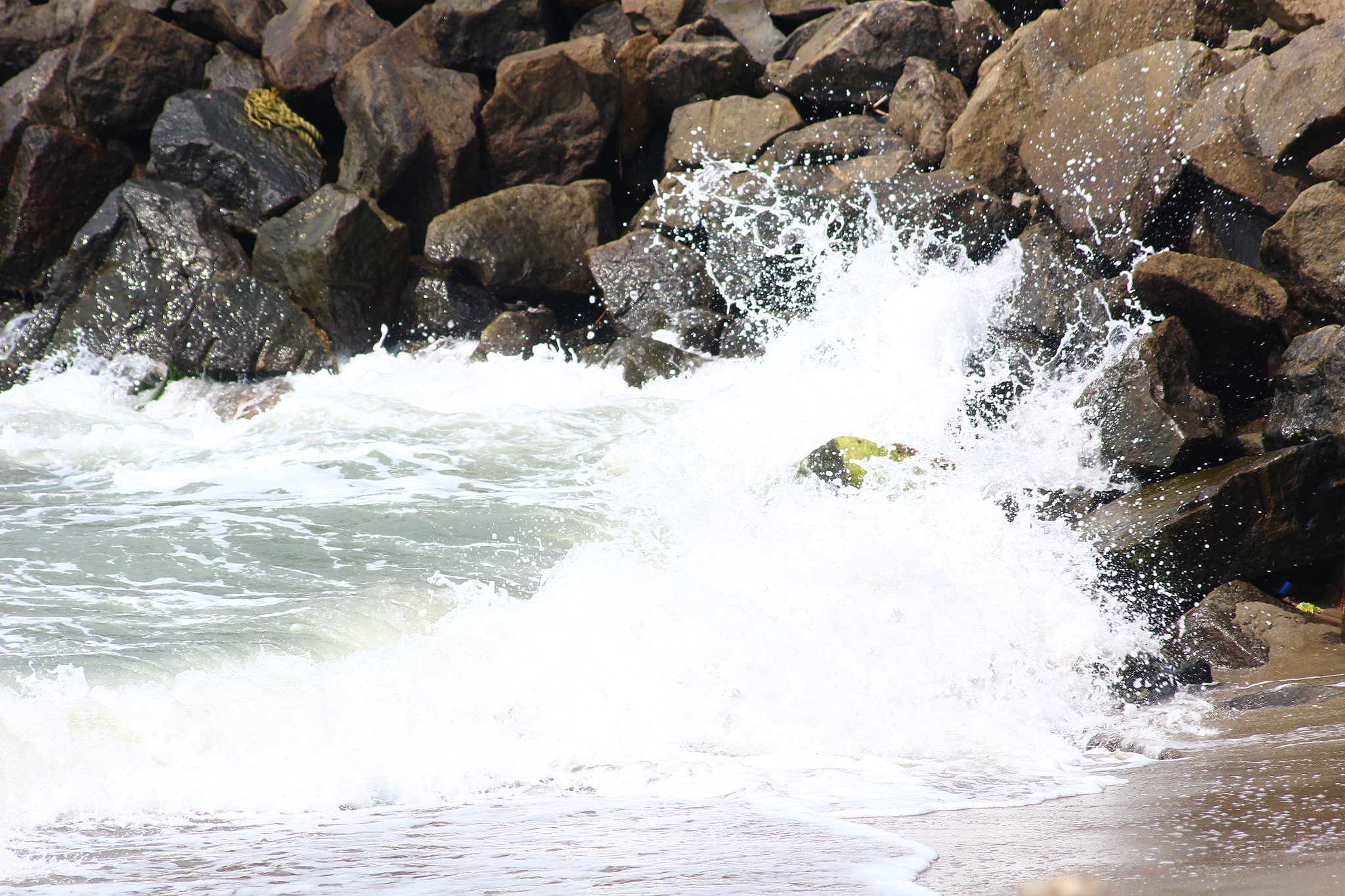 Canon EOS 1200D (EOS Rebel T5 / EOS Kiss X70 / EOS Hi) sample photo. When the sea meets the rocks photography