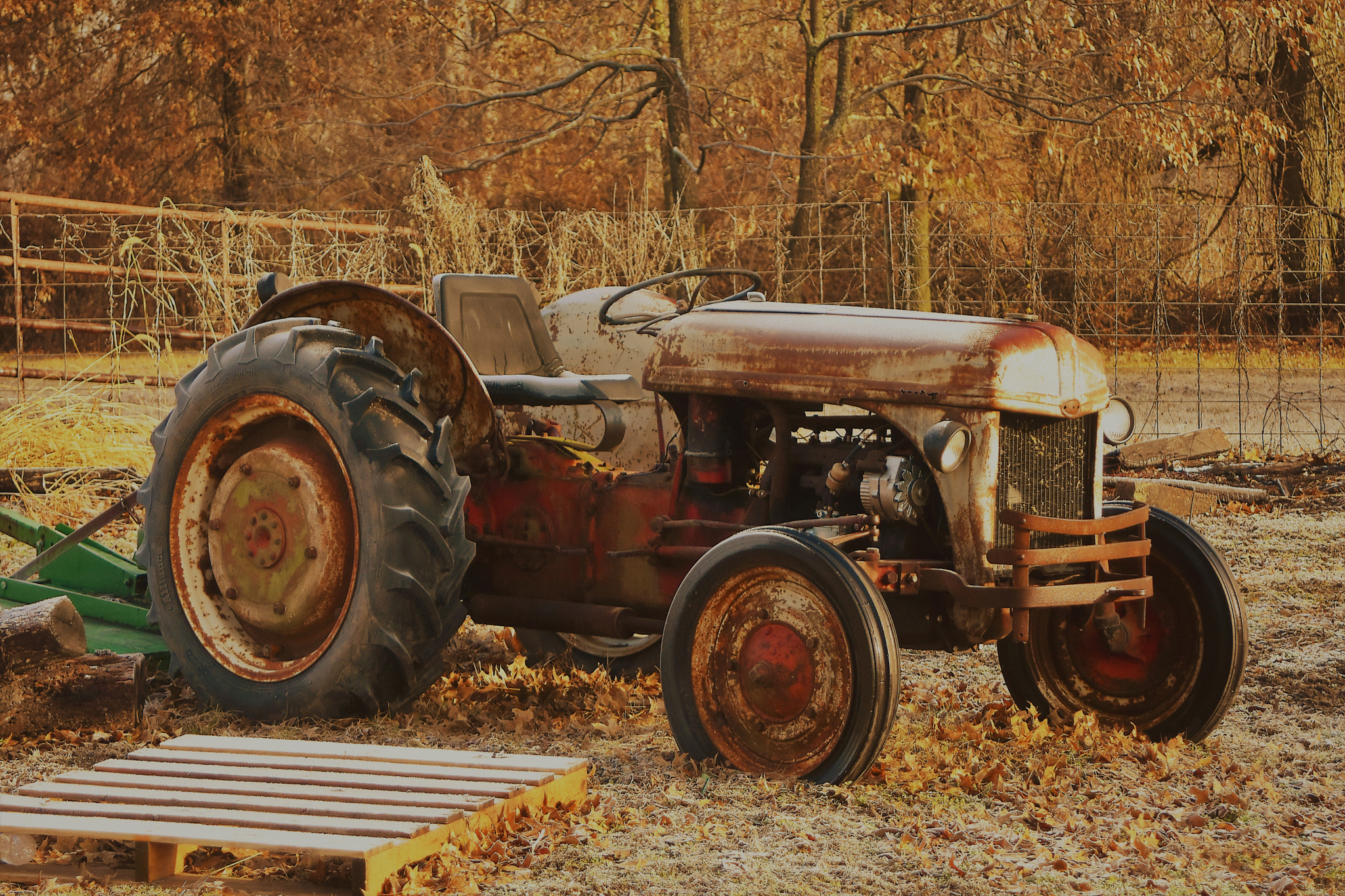 AF Zoom-Nikkor 28-80mm f/3.5-5.6D sample photo. Old tractor photography